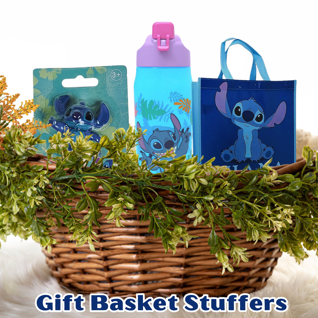 Lilo and Stitch Cute Bundle Pack- Plastic Water Bottle Tumbler, Tote Bag, Collectible Mini Toy Figure- Birthday Easter Christmas Halloween Gift Kids Party w/ Bonus Snoep in Beperkte Oplage