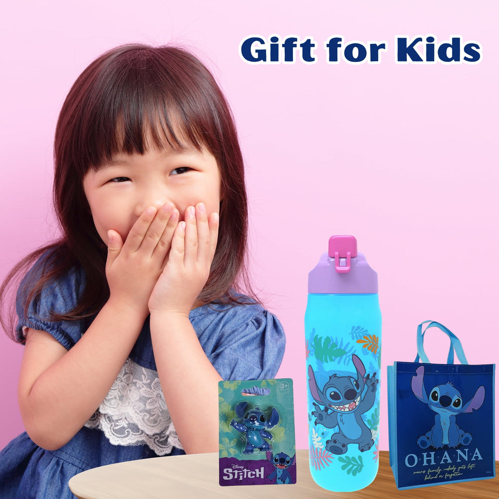 Lilo and Stitch Cute Bundle Pack- Plastic Water Bottle Tumbler, Tote Bag, Collectible Mini Toy Figure- Birthday Easter Christmas Halloween Gift Kids Party w/ Bonus Snoep in Beperkte Oplage